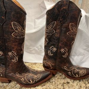 Women’s new western boots by Circle 6, genuine leather, made in Mexico.